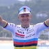 CICLISMO CLÁSICA DE SAN SEBASTIÁN  Remco Evenepoel supera a Pello Bilbao en la línea de meta y gana la Clásica de San Sebastián por tercera vez