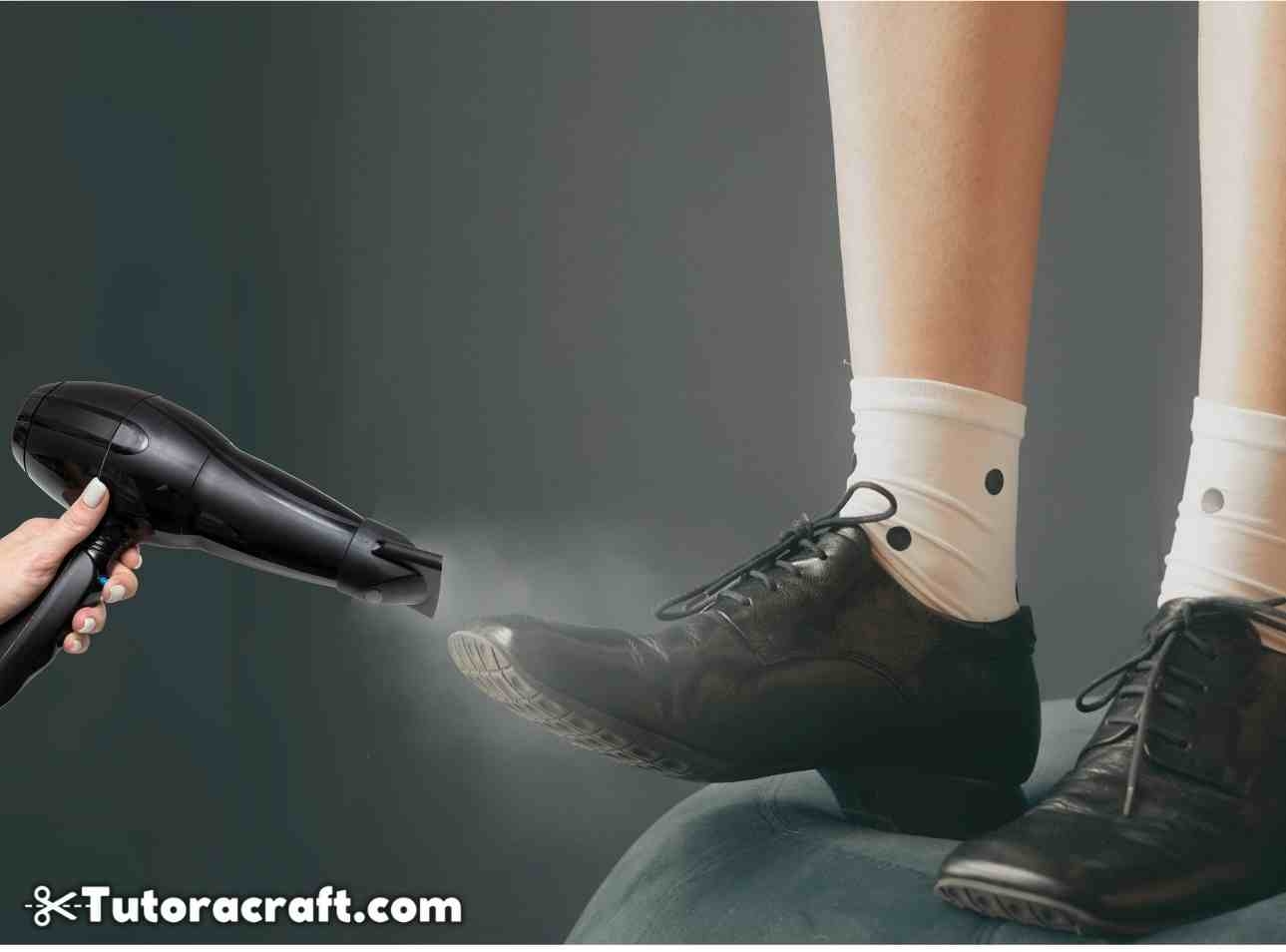 Use um secador para amaciar calçados apertados ou desconfortáveis