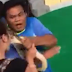 Vídeo impressionante registra momento em que jovem tenta beijar cobra e acaba levando bote do animal