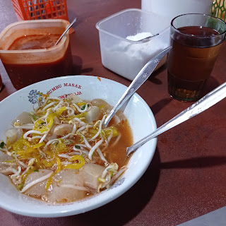 Mie kocok legendaris, letaknya di depan gedung kembar Purwakarta