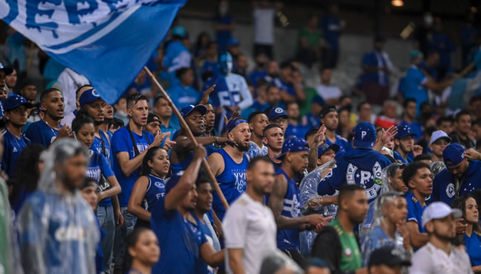 Cruzeiro vence nos últimos segundos e Atlético perde com reservas