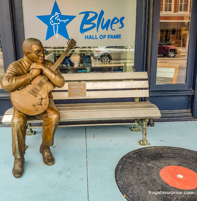 Estátua do bluesman Little Milton no Hall da Fama do Blues, em Memphis