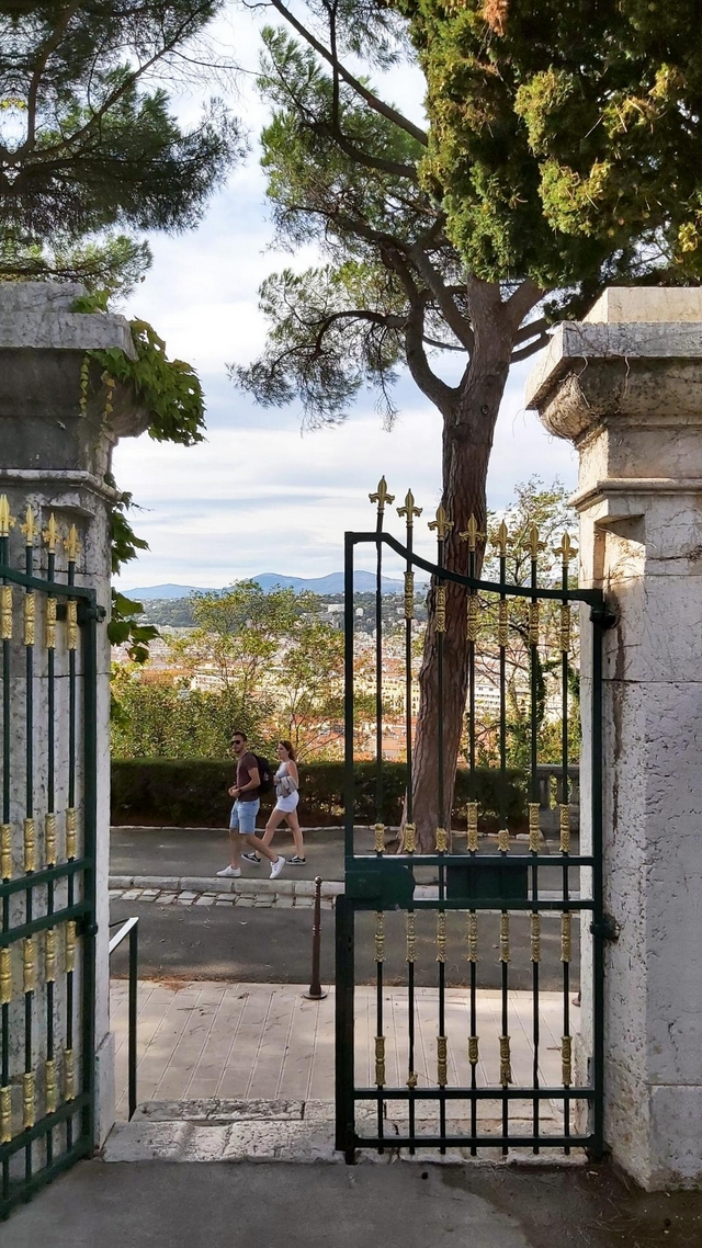 Nice: de 2 kerkhoven op de kasteelheuvel