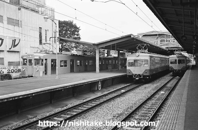 赤電351系355F、551系559F、新鋭2000系2400台の並び。　東村山　1983.7.27