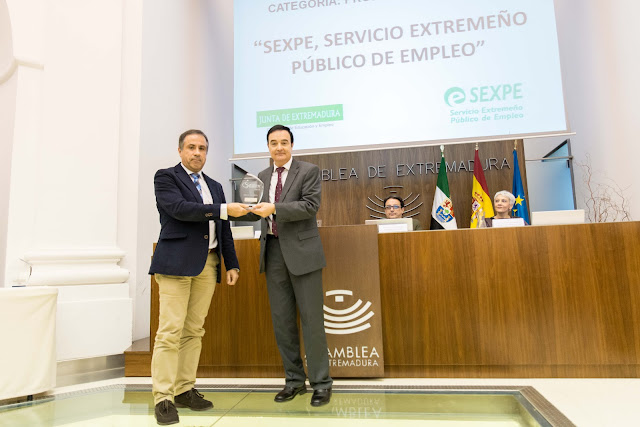 Hace entrega del premio: Don Jesús Gumiel Barragán, presidente de APAMEX  Recoge el premio: Don Juan Pedro León Ruiz, Director Gerente del SEXPE.