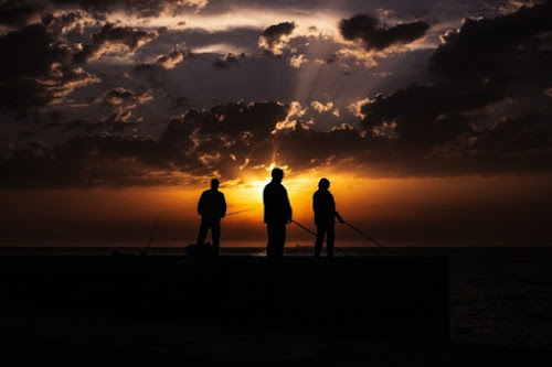 Pescadores ao pôr do sol