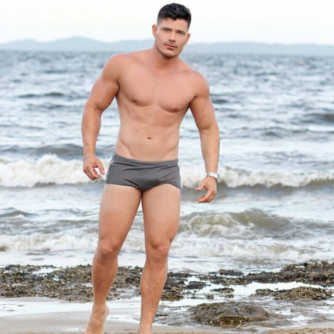 JP Gadêlha comemora aniversário em praia e mostra o corpo sarado