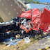 Acidente com carreta deixa motorista morto e ferido na BR-116