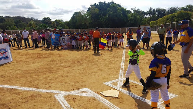 La mañana de este martes, fue inaugurado el campeonato zonal clasificatorio para la Copa de Oro de la Corporación Criollitos de Venezuela, en Carora.  Las instalaciones del Club Ademer en Las Palmitas,  albergarán esta competición en la que participarán las delegaciones de los estados Cojedes, Falcón, Lara, Portuguesa, Yaracuy y Zulia; desde hoy, hasta el sábado 26 de febrero.  Cada uno de los equipos desfiló hasta el terreno de juego, donde se llevó a cabo el acto protocolar inaugural que contó con la participación del Alcalde del municipio Torres, Javier Oropeza, representantes del IMDETOR y miembros del directorio nacional, regional y local de la Corporación Criollitos de Venezuela.  El doctor, Gerardo Pérez, presidente de esta corporación en Torres, fue el encargado de abrir el acto y en sus palabras dio la bienvenida a cada uno de los participantes y visitantes y manifestó la alegría que significa la realización de este torneo que es un reto para cada uno de los niños que van a participar en la competición.  González, además recordó que este zonal lo están realizando en el marco del 40 aniversario de la creación de la Liga Carlos Alberto Santeliz el cual ha sido posible gracias a la perseverancia, la lucha y el amor que mucha gente y atletas le han impreso a esta disciplina en Carora a lo largo de los años.  Finalmente, manifestó que esperan que este zonal sea una sana competencia y se convierta en un festival de encuentro, alegría y de demostrar lo que los Criollitos siempre han tenido como misión primordial.  Por su parte, el alcalde del municipio, resaltó que Torres recibe a cada uno de los niños con los brazos abiertos, al tiempo en que manifestó la disposición que tiene el IMDETOR, conjuntamente con el gobierno municipal en respaldar y apoyar estas actividades.