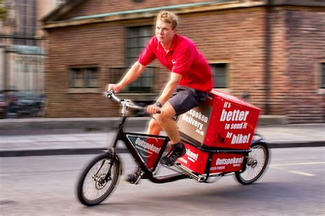 un coursier en vélo avec une livrée rouge