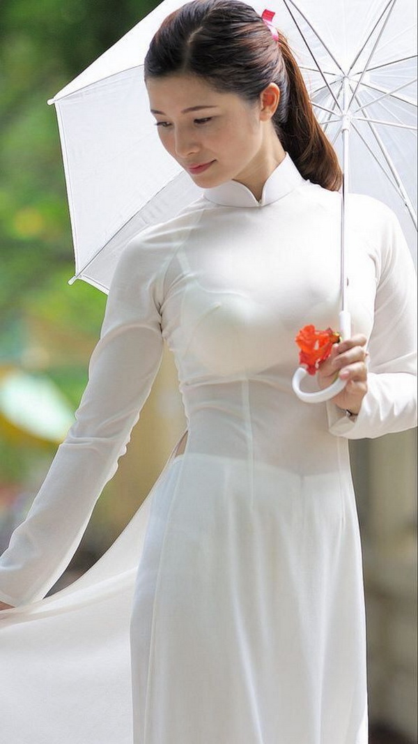 Thiếu nữ áo dài trắng che dù