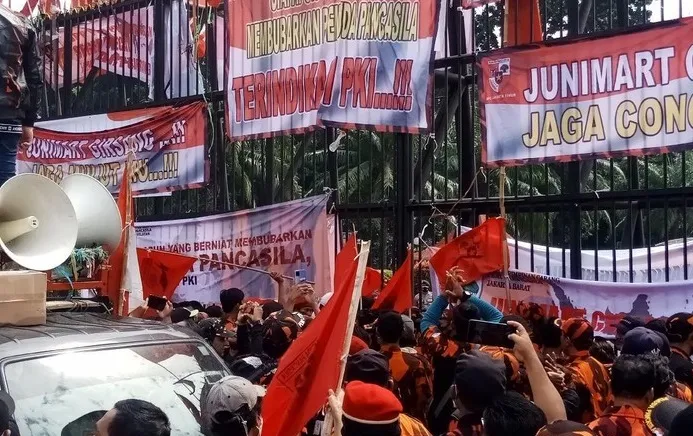 Makin Panas! Massa Pemuda Pancasila Lempar Botol ke Gedung DPR