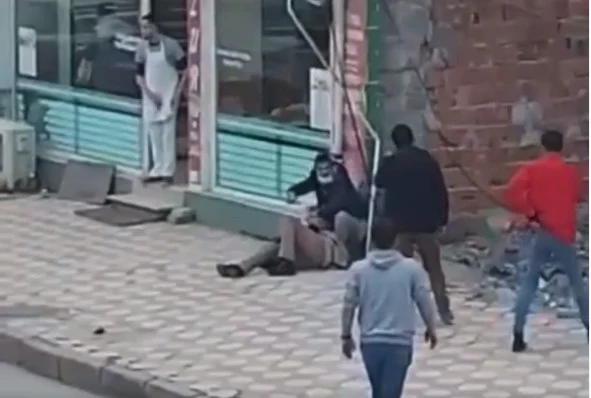 Φρίκη στην Τουρκία: Άνδρας σέρνει στον δρόμο την πρώην σύζυγό του και τη μαχαιρώνει (βίντεο)