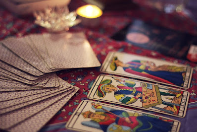 Questions to Ask Before Hiring a Tarot Card Reader
