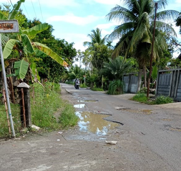 Warga Protes, Jalan Rusak Tak Kunjung Diperbaiki