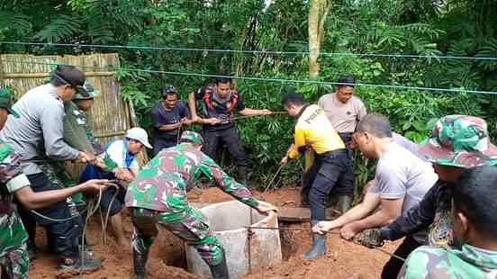 SINERGITAS TNI-POLRI LAKUKAN SILAHTURAHMI SEKALIGUS MENGINISIASI PEMBANGUNAN JAMBAN