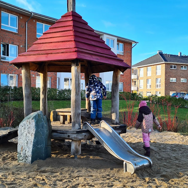 Drei Spielplätze mit Ritterburg in Kiel und Umgebung. Der Spielplatz Burgenland in der Nähe von Kiel in Altenholz-Klausdorf hat auch eine Burg extra für kleinere Kinder!