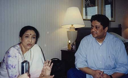 Asha dengan putra Anand