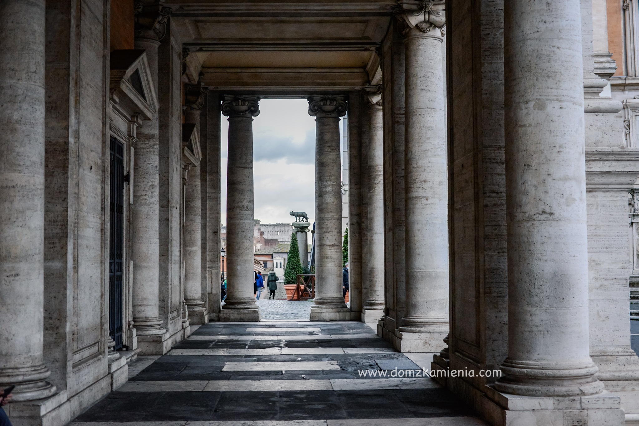 Jeden dzień w Rzymie, Dom z Kamienia blog