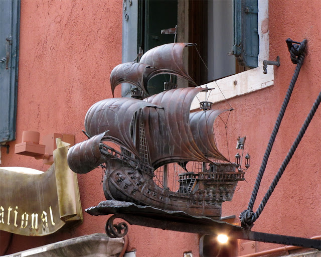 Sign of La Caravella restaurant, Via XXII Marzo, Venice