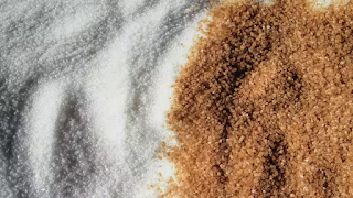 يمكن صنع السكر البني بإضافة الدبس إلى السكر الأبيض