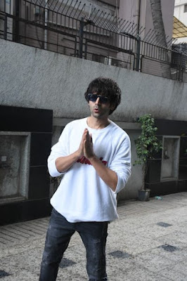 Kartik Aaryan spotted in Bandra