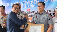 HPN dan HUT ke-78 PWI, Kepala Rutan Sukadana Abdul Aziz Terima Penghargaan