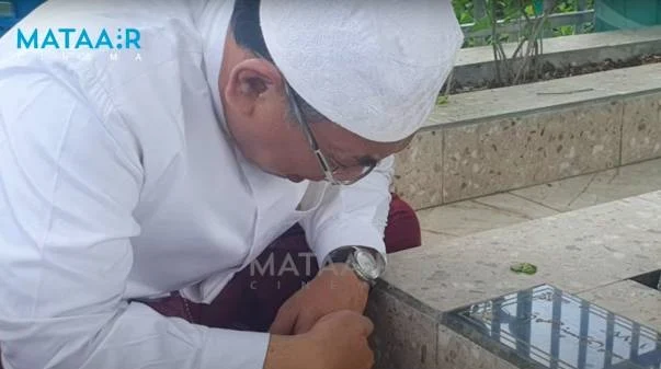 Isak Tangis Gus Yahya di Makam KH Bisri Mustofa: Nyuwun Pangestu...