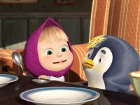 Маша и Пингвинёнок обедают