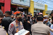 Kapolri Bersama Kapolda Banten Bagikan Bingkisan Dan Masker Pada Masyarakat Pandeglang.