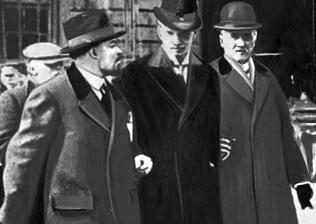 Lenin, Ture Nerman ve Carl Lindhagen (Stokholm, Nisan 1917)