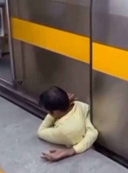        बेजबाबदार माणसे अनेक अडचणी वाढवतात.