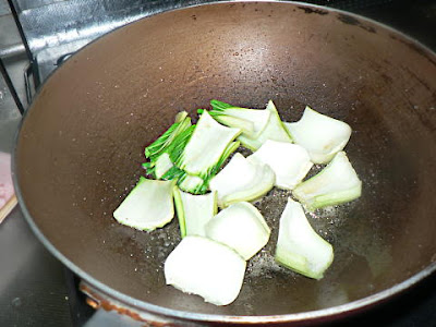 チンゲン菜を炒める