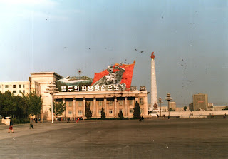 Kore Merkezi Tarih Müzesi ve arkada görülen Juche Kulesi, 1988