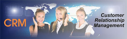 Tres chicas aparecen juntas, cada una de ellas con audifonos con microfonos, para dar servicio a un call center.