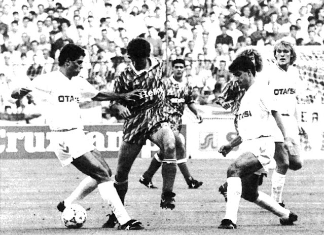 Michel y Fernando Hierro intentan frenar a Goyo Fonseca. REAL MADRID C. F. 1 REAL VALLADOLID DEPORTIVO 0 Domingo 08/09/1991. Campeonato de Liga de 1ª División, jornada 2. Madrid, estadio Santiago Bernabéu. GOLES: 58’, Aldana