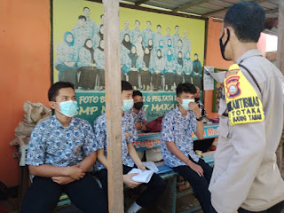 Cegah Cluster Sekolah, Bhabinkamtibmas Totaka berikan Imbauan Prokes kepada Pelajar