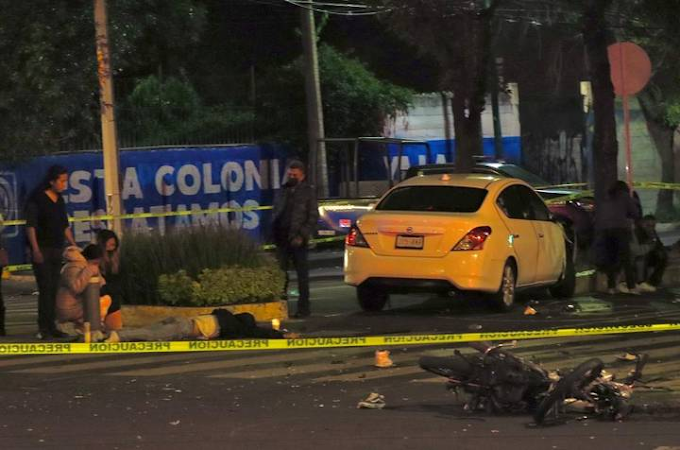 Automovilista atropella a tres personas que iban en una moto, conductor muere