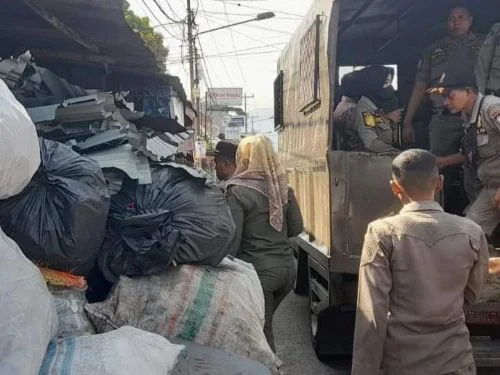 Satpol PP Kota Padang Tegur Pemilik Barang Bekas yang Ditumpuk di Badan Jalan hingga PKL yang Berjualan di Trotoar