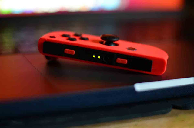 تتناوب مصابيح LED المقترنة من Nintendo Joy Con.