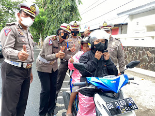 Ops Keselamatan, Kasat Lantas Polres Bantaeng Dampingi Tim Was Ditlantas Polda Sulsel Bagi Masker dan Helm