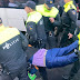 A holland rendőröknek láncfűrésszel kellett szétválasztaniuk a klímaaktivistákat
