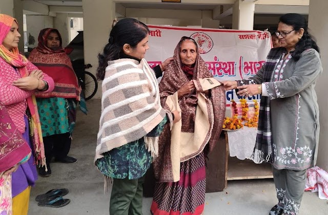 सावित्री बाई फुले जी की जयंती पर उन्हें मांला एवं पुष्प अर्पण कर बुजुर्ग महिलाओं को गृह लक्ष्मी सम्मान से सम्मानित किया गया। 