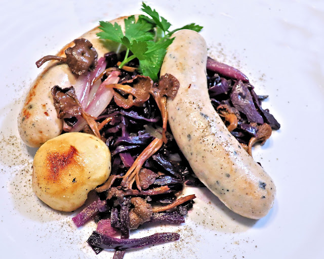 boudins blancs truffés, chou rouge, chanterelles