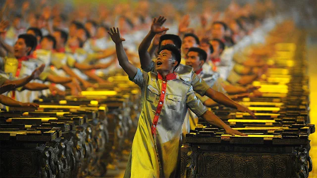 Percussionistam tocam tambor tradicional chinês na abertura dos Jogos Olímpicos Pequim 2008