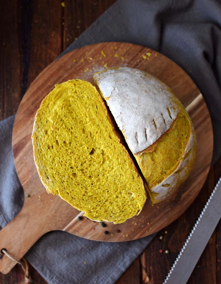 Pan de cúrcuma y pimienta: corte y miga