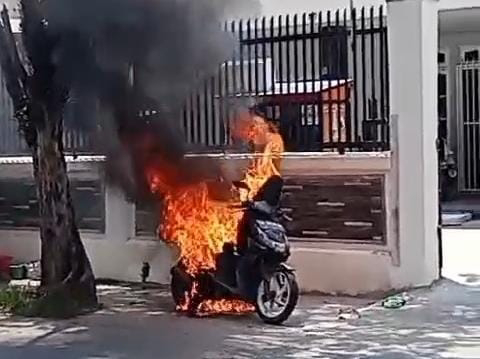 Sepeda Motor Metik Terbakar di Jalan Cempaka Besar