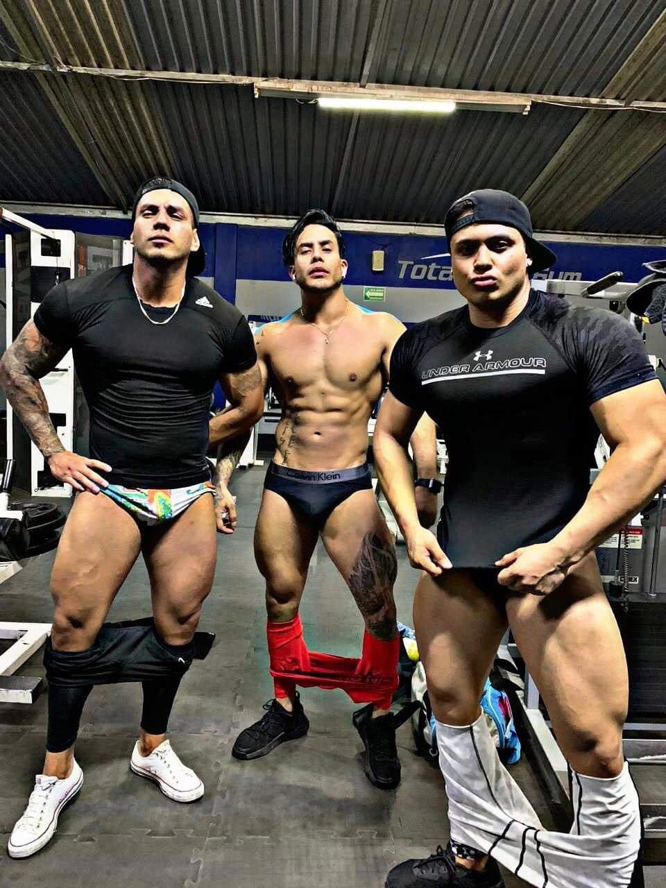 en el gym en calzoncillos