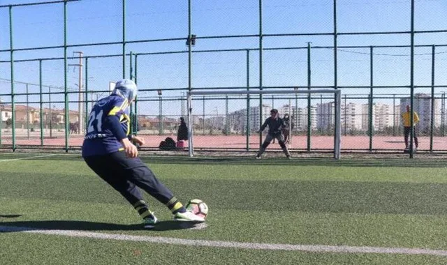 بعمر 54 عاماً.. طباخة تركية توقع عقداً مع نادي لكرة القدم للسيدات (فيديو)