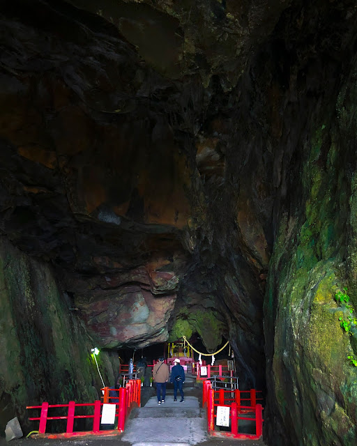 洞窟神社の鳥居は赤い